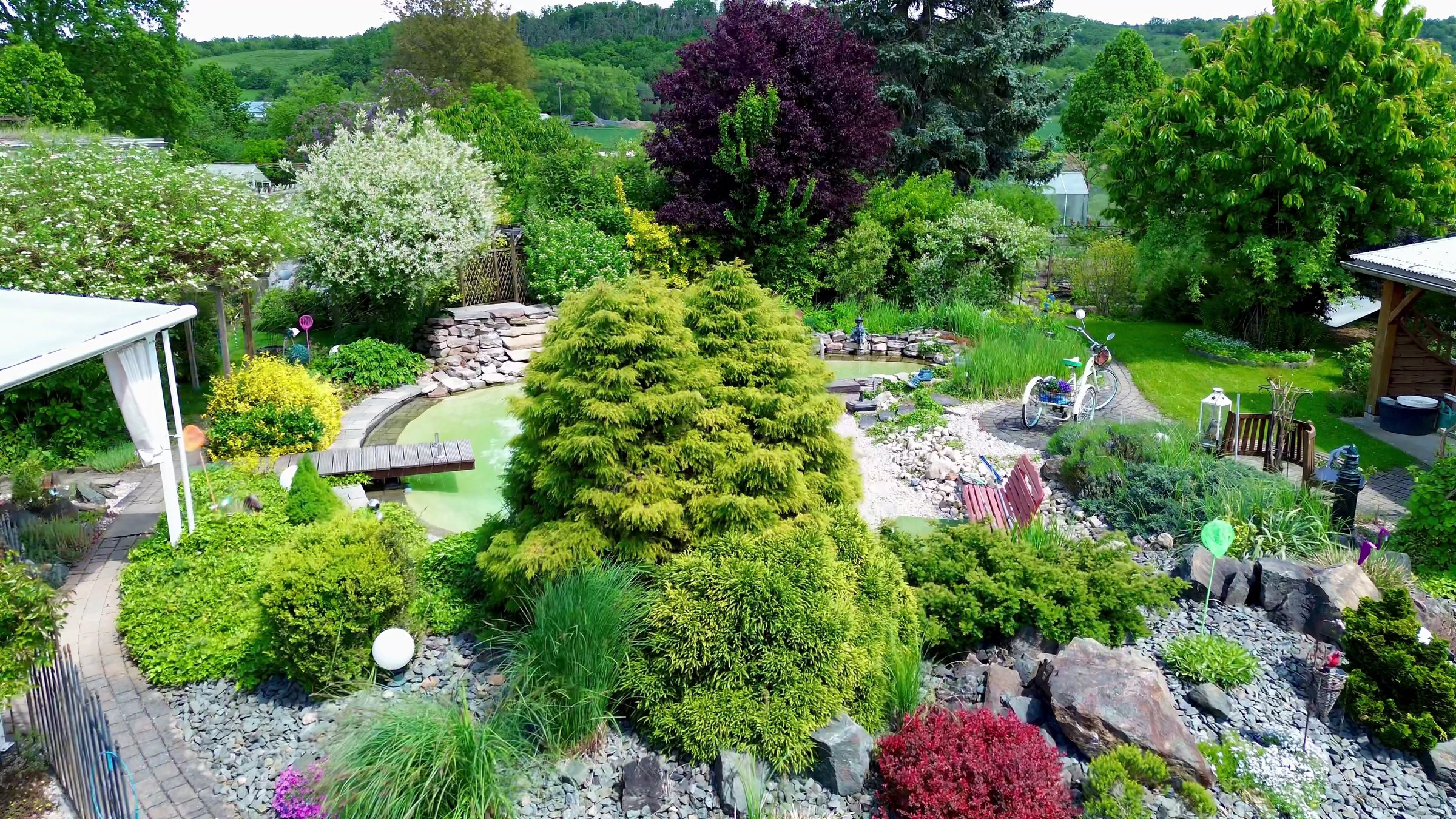 Gewachsener Garten mit Badeteich