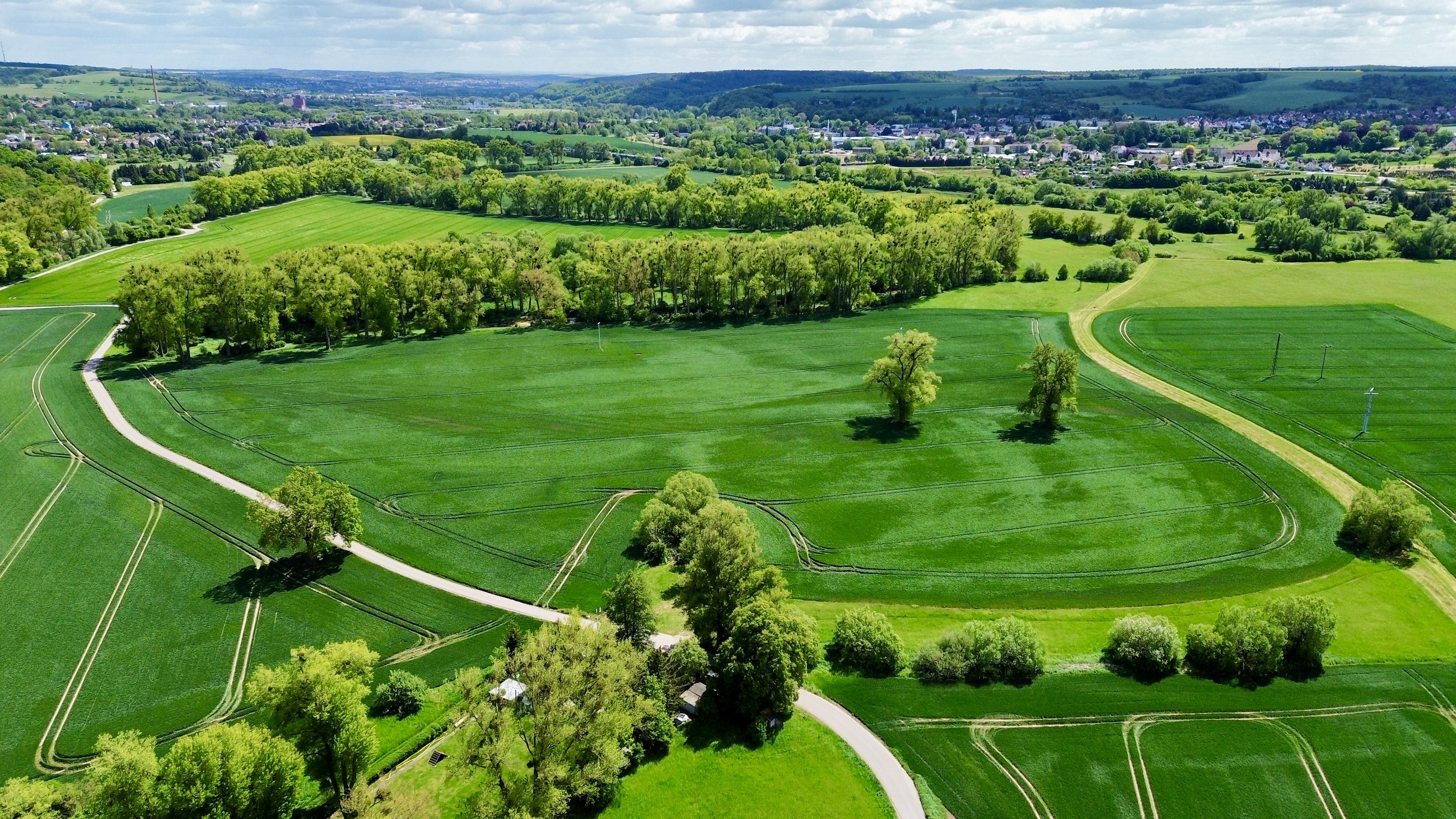 Weite grüne Landschaft rund um das Anwesen